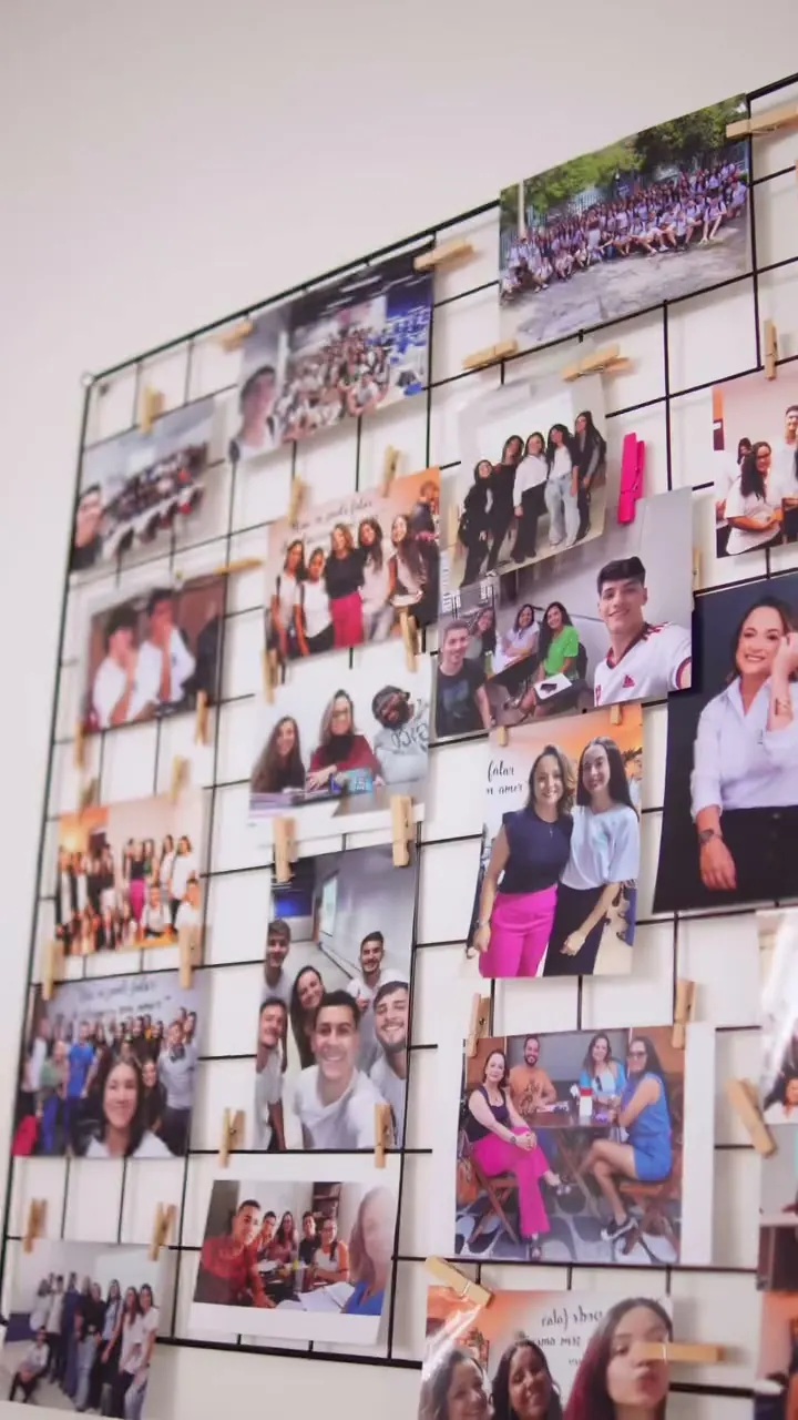 Mural com fotos de alunos e turmas
