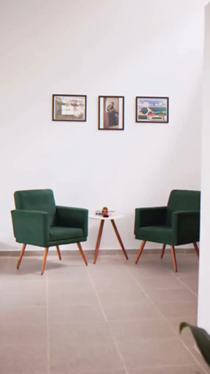 Recepção com poltronas verdes