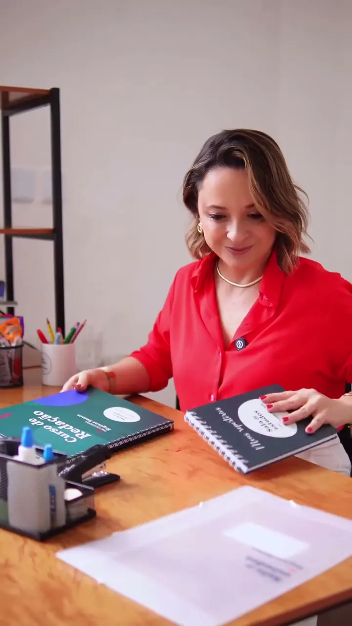 Prof. Regiane organizando os materiais na mesa