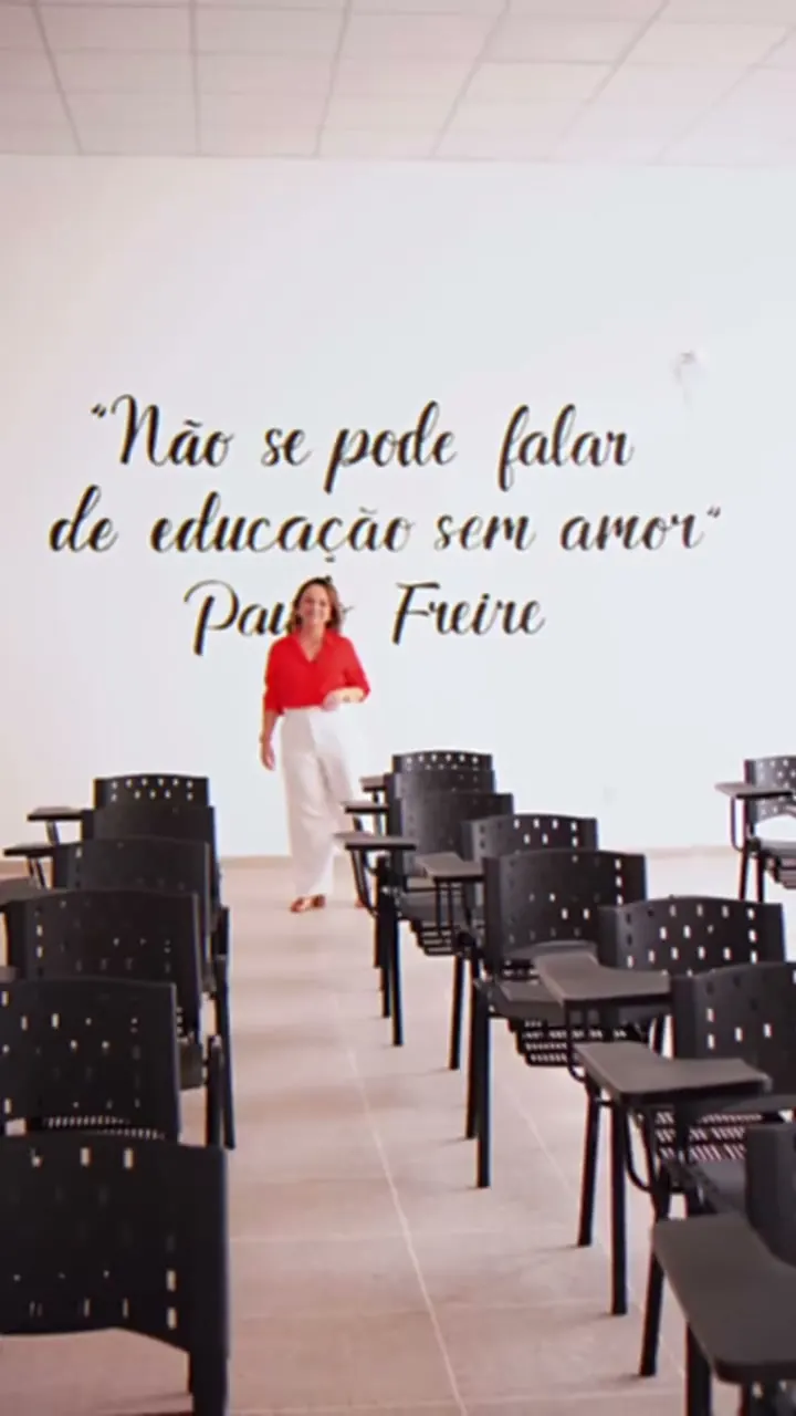 Sala de aula com a frase de Paulo Freire na parede