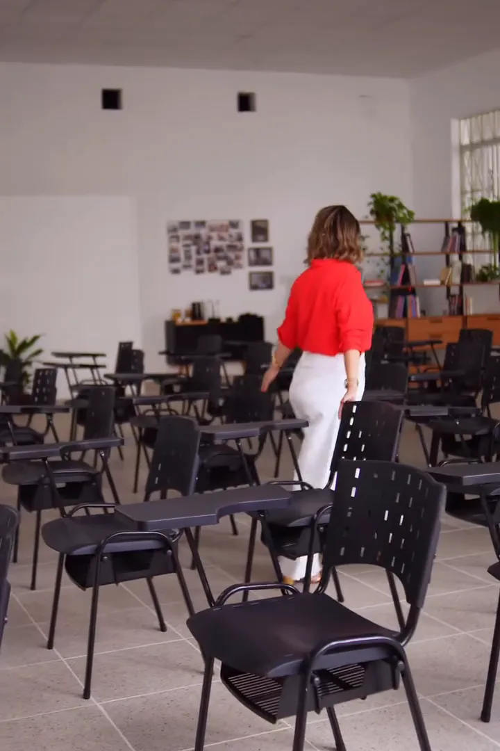 A Sala de Estudos hoje: a Prof. Regiane caminhando entre dezenas de carteiras na sala de 160 m²